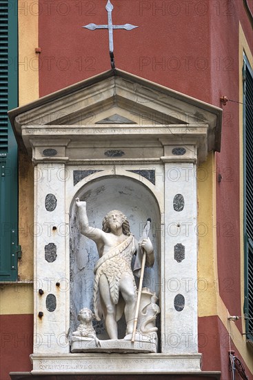 Jesus with a lamb, figures on a corner house in the historic centre, Aenua, Italy, Europe