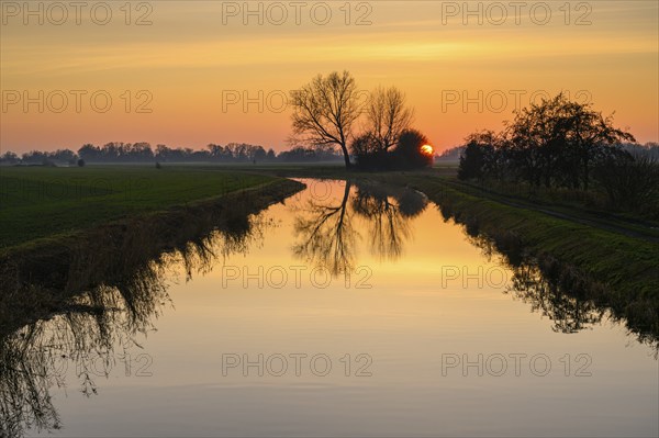 Sunset at the Hunte, river, Lohne, between Lembruch and Diepholz, Lembruch, Lower Saxony, Germany,
