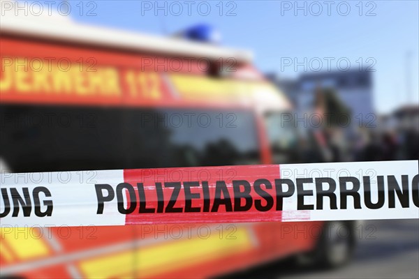 Symbolic image: Police cordon with fire engine in the background