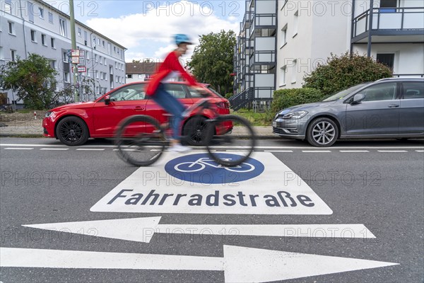 Bicycle road, cyclists have priority over car traffic, new cycle routes through Essen, here in the