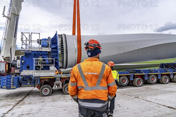 Preparation for the transport of a 68 metre long blade, a wind turbine, with a self-propelled