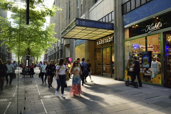 Germany, Hamburg, City, Mönckebergstraße, main shopping street, passers-by in motion, Karstadt