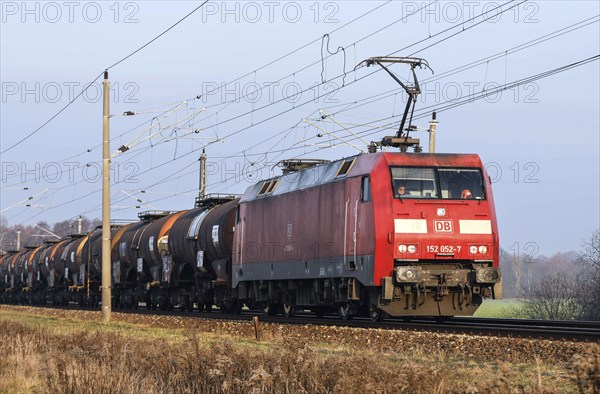 DB Cargo goods train with tank wagon, Danewitz, 08.12.2020