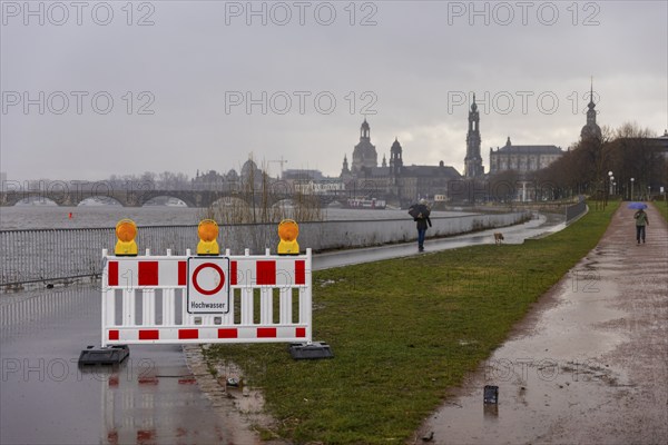Rainy weather in Dresden's old town. Due to the heavy rainfall, river levels rise again in Saxony