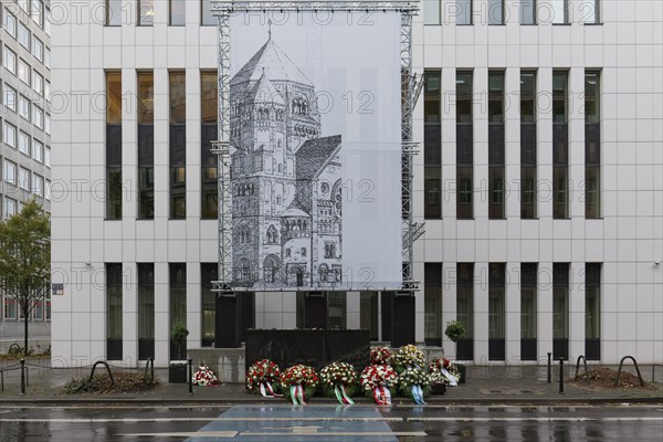 Memorial stone and large photo of the old synagogue at its former location in Kasernenstraße,