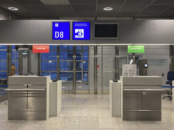 Sign Economy Class, Priority Lane, Boarding Zone, Gate, Gate, Terminal 2, Frankfurt am Main