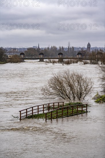 High water on the Ruhr, after days of heavy rainfall, the Ruhr is flooding, warning level 2 of 3,