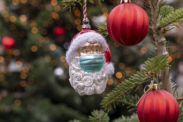 Symbolic image of Christmas in the Corona crisis, Father Christmas figure, Christmas tree
