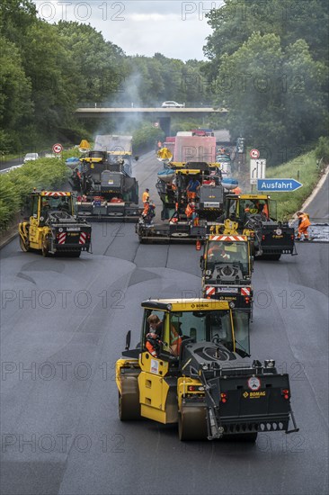 Renewal of the road surface on the A40 motorway between the Kaiserberg junction and Mülheim-Heißen,