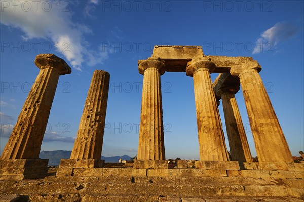 Archaic Temple of Apollo, Doric columns, Contrasting view of ancient architectural elements against