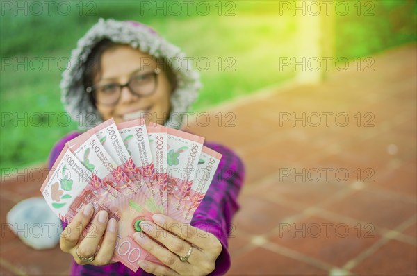 Woman counting nicaraguan banknotes, Nicaraguan 500 cordobas banknotes