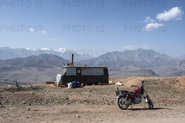 Car converted into a caravan, Moldo-Ashuu Pass, Naryn Province, Kyrgyzstan, Asia