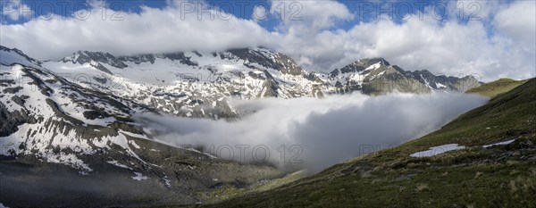 Mountain panorama with high fog in the valley, summit Hochfeiler, Hoher Weißzint and Hochsteller