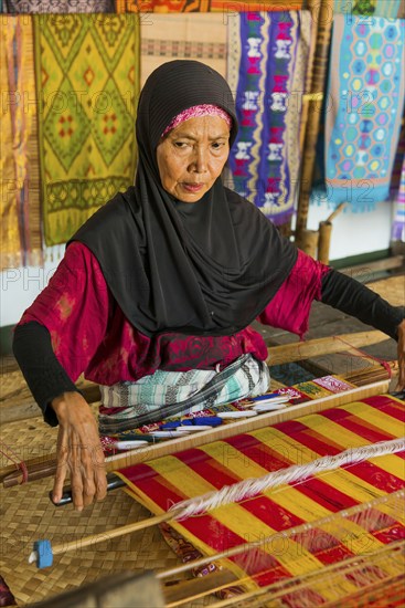 Traditional weaver, weaving, woman's work, working conditions, loom, textile, woman, trade, bazaar,