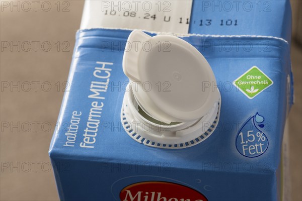Modern closure on milk carton, tetrapack, long-life low-fat milk, low-fat, fat, 1.5%, non-GMO