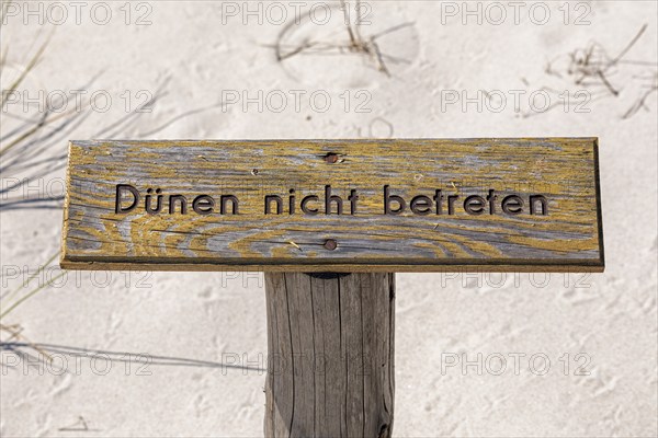 Dunes, No trespassing sign, circular hiking trail, nature reserve, Darßer Ort, Born a. Darß,