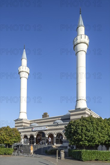 Islamic Fatih-moskee, Turkish mosque with two minarets in Ottoman architectural style in the city
