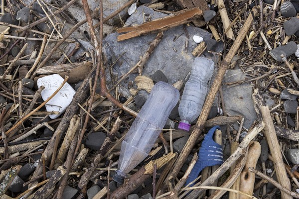 Symbolic image environmental pollution, plastic waste, rubbish, flotsam from a flood on the Neckar