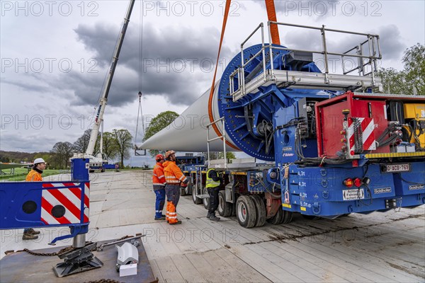 Preparation for the transport of a 68 metre long blade, a wind turbine, with a self-propelled