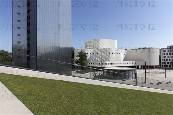 Ingenhoven-Tal, green roof as sunbathing area at Kö-Bogen II, Dreischeibenhaus, Düsseldorfer