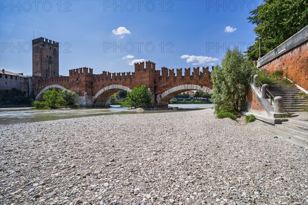Adige in front of Castelvecchio and Ponte Scaligero, Veneto, Italy, Europe