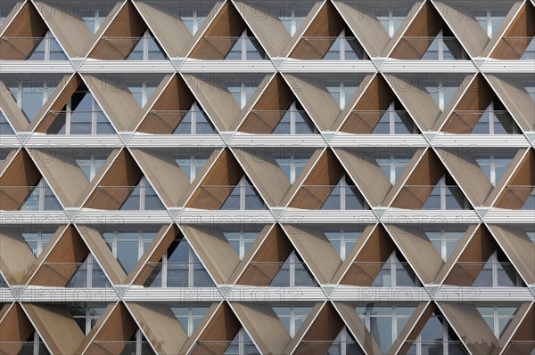 Façade with honeycomb structure, office building The Cradle by HPP Architekten, innovative timber