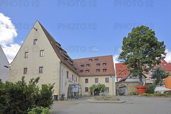 Theatre Waidspeicher and tree in oversized flower pot, fountain Bremen Town Musicians, oversized,