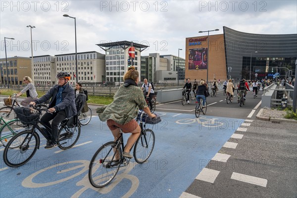Cyclists on cycle paths, at the shopping centre Fisketorvet, Sydhavnen, in the city centre of