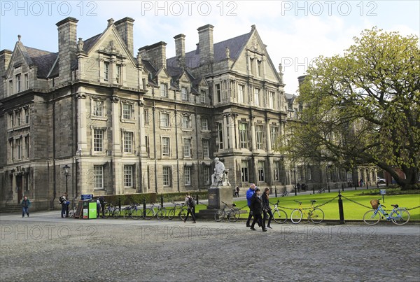 Graduates Memorial building and Provost Salmon statue, Trinity College university, city of Dublin,