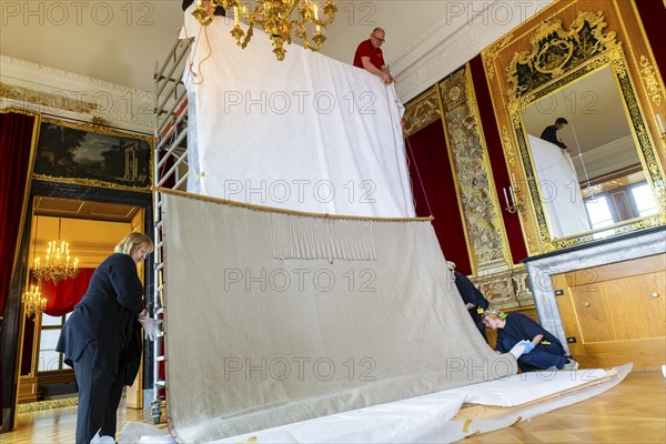 Hanging of the last tapestries in the Royal Parade Rooms in the Dresden Residenzschloss, Dresden,