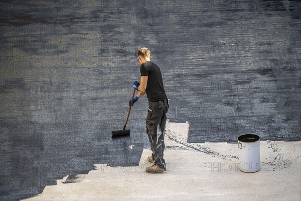 Construction site, application of a bitumen coating to a concrete ceiling, preparation for