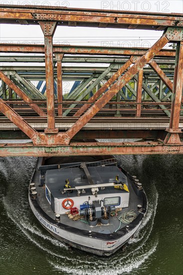 Railway bridges over the Rhine-Herne Canal near Oberhausen, for passenger and freight transport,