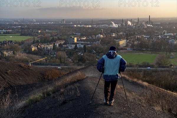 Walker on the Rungenberg slagheap, view to the south, A2 motorway, Ruhr Öl GmbH refinery in