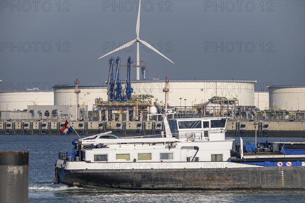 Large oil tanks at MaasvlakteOlie Terminal N.V., in the Yangtzekanaal, Maasvlakte 2, Rotterdam,