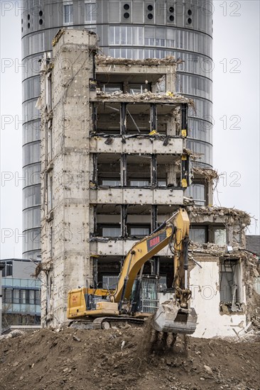 Demolition of the former RWE building complex, in the city centre, on the A40 motorway in Essen,