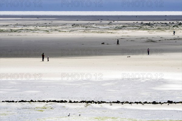 Holidaymakers on the beach of Wittdün, Amrum Island, 25.05.2021