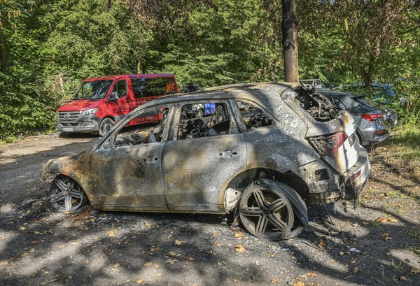 Audi Q5, burnt-out car in car park next to Tegel Prison, suspected arson, Seidelstraße,