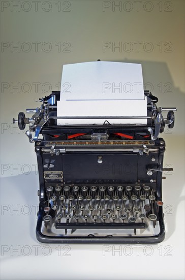 Old mechanical typewriter, Continental brand, hiker-Werke in Siegmar-Schönau, 1930s, blank sheet of