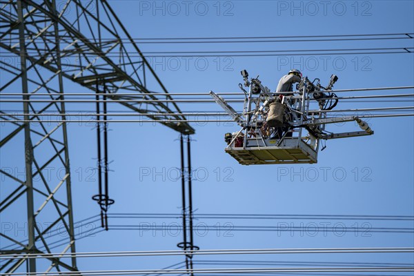 Construction of a new line route, 380 KV extra-high-voltage line between Osterath and Gohr, near