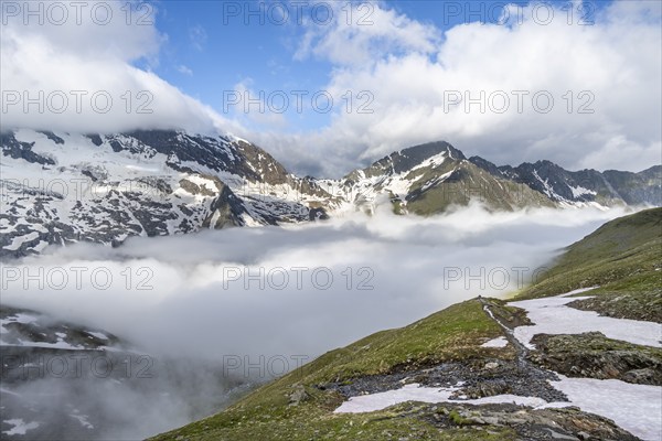 Mountain panorama with high fog in the valley, summit Hochfeiler, Hoher Weißzint and Hochsteller