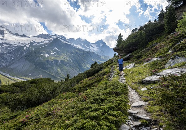 Mountaineer barefoot on a hiking trail, mountain landscape with Waxeggkees, Berliner Höhenweg,