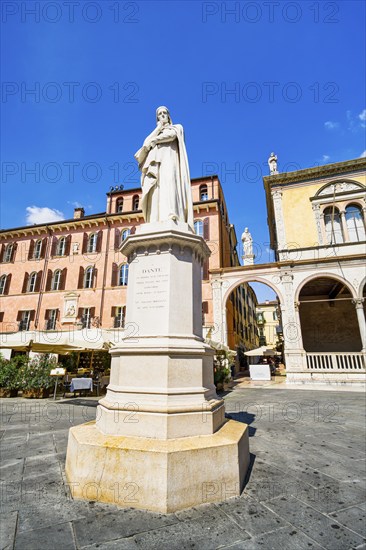 Dante monument in Piazza dei Signori, Verona, Veneto, Italy, Europe