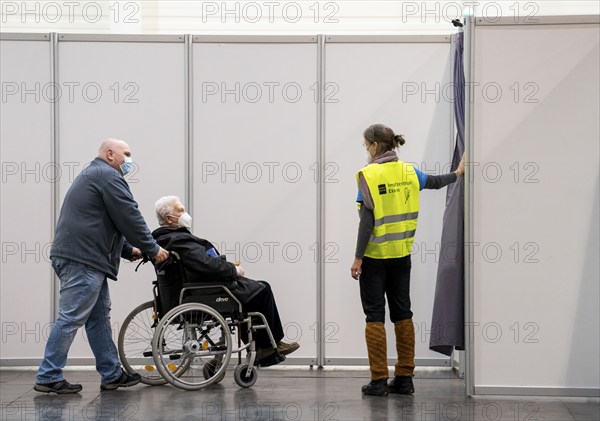 Start in the vaccination centre for corona vaccinations, in a hall of Messe Essen, for people over