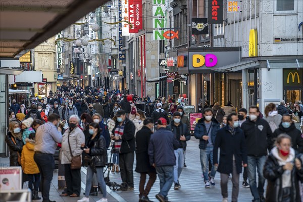 Shopping street Westenhellweg, shopping street, pedestrian zone, crowded, many people shopping,