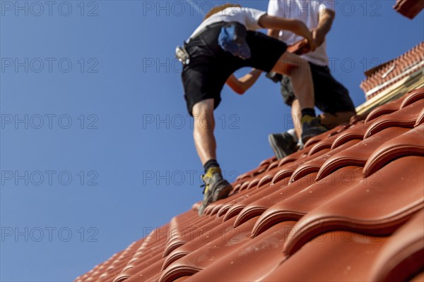 Roofing work, re-roofing of a tiled roof