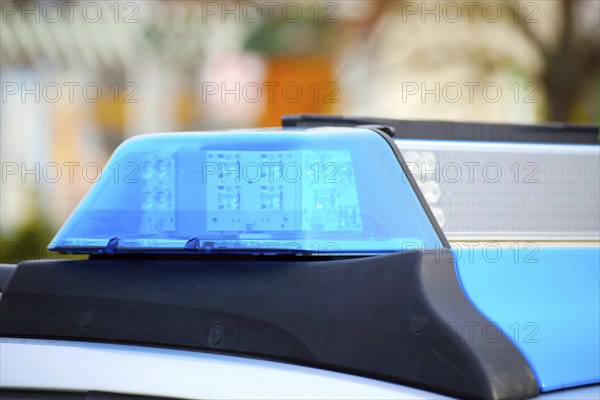 Symbolic image: Close-up of a police car with flashing blue lights