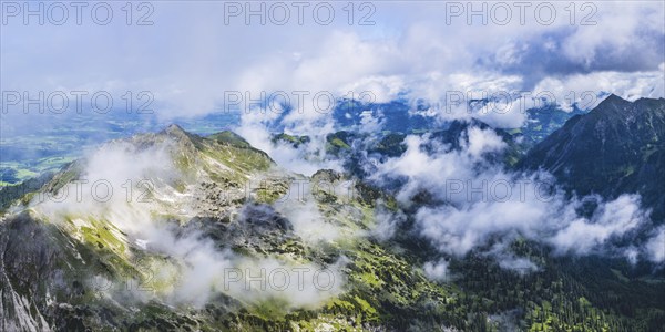 Panorama from the Nebelhorn, 2224m, to the Entschenkopf, 2043m and into the cloudy Retterschwanger