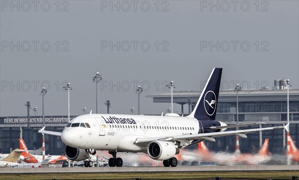 Take-off of a Lufthansa Airbus A319 at BER Berlin Brandenburg Airport, Schönefeld, 13 November 2020