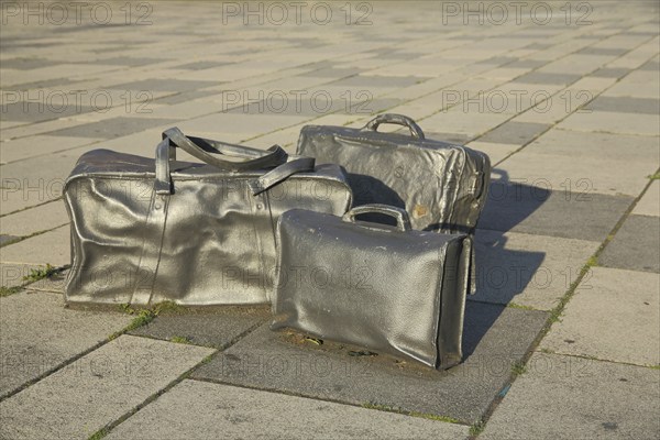 Sculpture Heavy luggage by Andreas von Weizsäcker 2001, modern art, hand luggage, luggage,