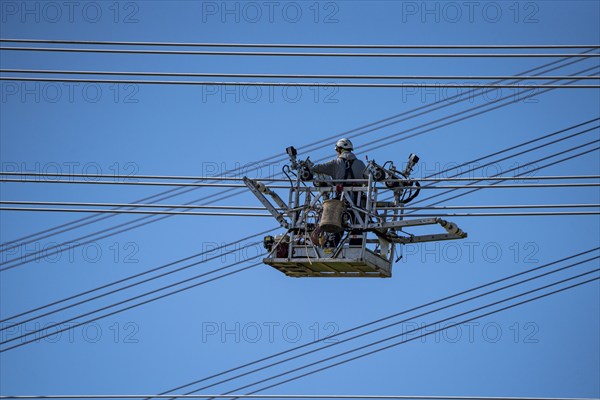 Construction of a new line route, 380 KV extra-high-voltage line between Osterath and Gohr, near